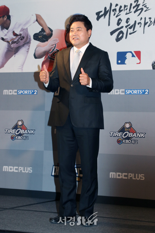 양준혁이 28일 열린 MBC스포츠플러스 2017 시즌 야구 기자간담회에서 포토타임을 갖고 있다.