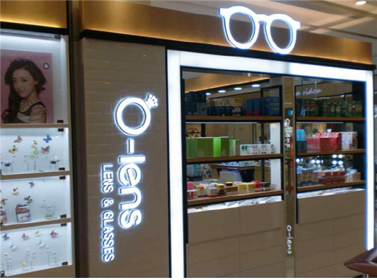 국내 콘택트렌즈 브랜드 ‘오렌즈’의 상표를 베낀 중국 정저우의 한 안경 매장이 버젓이 영업을 하고 있다./사진제공=특허청