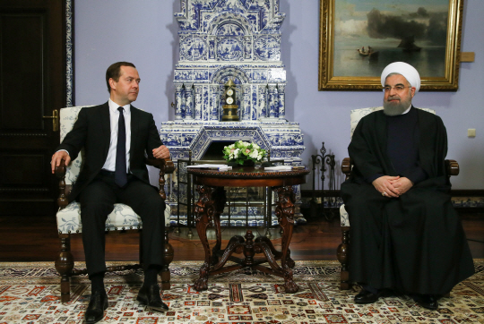27일(현지시간) 하산 로하니(오른쪽) 이란 대통령이 러시아 모스크바에서 드미트리 메드베데프 러시아 총리와 만나 협력관계를 논의하고 있다. 로하니 대통령의 러시아 순방은 미국 정부의 강력한 제재 압박 속에서 전통 우방인 러시아와의 우호를 재확인하고 시리아 사태에 대한 공조를 다지기 위한 것으로 풀이된다./모스크바=AFP연합뉴스