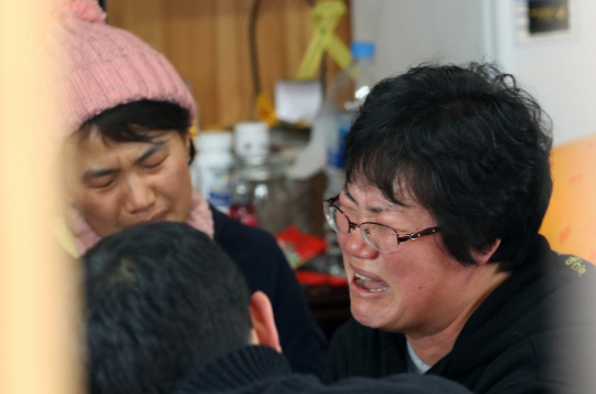 세월호 미수습자로 추정되는 유해 발견 소식이 전해진 28일 오후 전남 진도군 임회면 팽목항 인근 미수습자 가족 임시 거처에서 허다윤양의 어머니 박은미(왼쪽)씨와 조은화양의 어머니 이금희씨가 오열하고 있다. /진도=연합뉴스