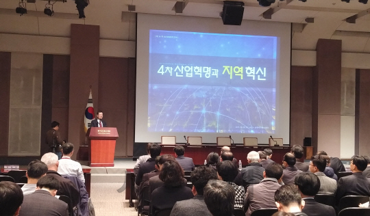 이민화 KCERN 이사장이 28일 서울 한국프레스센터에서 열린  ‘4차 산업혁명과 지역혁신’포럼에서 지방분권의 필요성에 대해 설명하고 있다. /김정욱기자