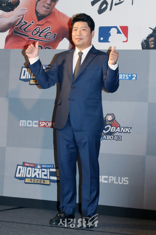 박재홍이 28일 열린 MBC스포츠플러스 2017 시즌 야구 기자간담회에서 포토타임을 갖고 있다.