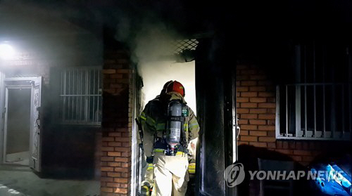 부산 주례동 다세대 주택 1층서 화재…연기 흡입 40대 병원 이송
