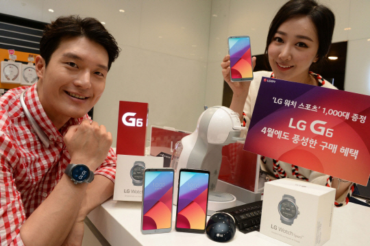 LG전자 모델들이 4월 1일부터 31일까지 한 달 간 LG G6 구입 고객 중 추첨을 통해 총 1,000명에게 45만 원 상당의 ‘LG 워치 스포츠’를 증정하는 이벤트를 소개하고 있다./사진제공=LG전자