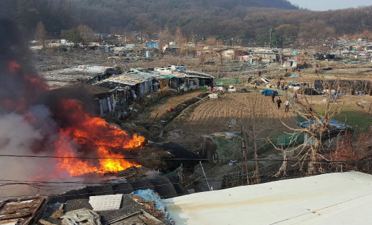 29일 오전 서울 강남구 구룡마을에서 발생한 화재가 1시간 넘도록 진화되지 않고 잇다. /시민제공=연합뉴스