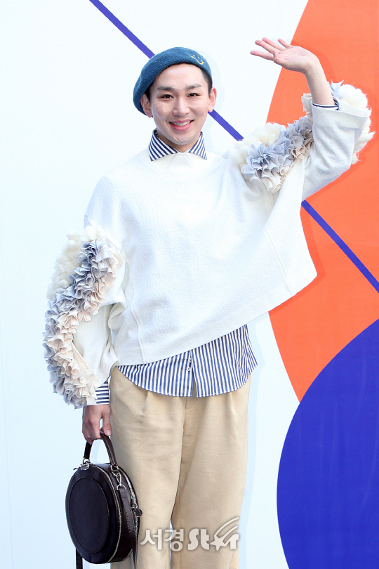 로맨시크(ROMANCHIC) 컬렉션 쇼에 참석한 김호영이 포토타임을 갖고 있다.