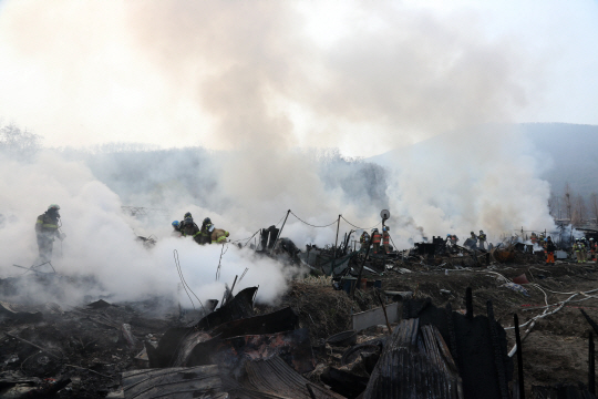 9일 오전 소방대원들이 서울 강남구 구룡마을에서 발생한 화재를 진압하고 있다./연합뉴스
