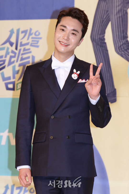 조성모가 29일 열린 tvN 예능프로그램 ‘시간을 달리는 남자’ 제작발표회에서 포토타임을 갖고 있다.