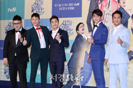 29일 열린 tvN 예능프로그램 ‘시간을 달리는 남자’ 제작발표회에서 출연자들이 포토타임을 갖고 있다.