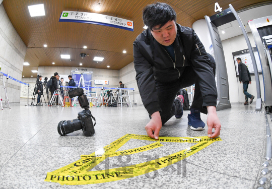 박근혜 전 대통령에 대한 법원 구속 전 피의자 심문(영장실질심사)을 하루 앞둔 29일 오전 서초구 서울중앙지방법원에 포토라인이 설치되고 있다./송은석기자songthomas@sedaily.com