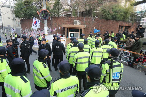 긴장감 감도는 박근혜 전 대통령 삼성동 자택 앞/연합뉴스