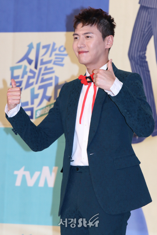 송재희가 29일 열린 tvN 예능프로그램 ‘시간을 달리는 남자’ 제작발표회에서 포토타임을 갖고 있다.