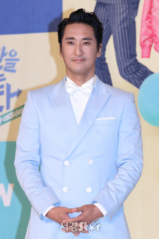 신현준이 29일 열린 tvN 예능프로그램 ‘시간을 달리는 남자’ 제작발표회에서 포토타임을 갖고 있다.