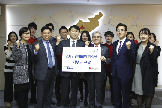 현대로템과 사회복지공동모금회 관계자들이 28일 중구 사랑의열매 회관에서 열린 착한일터 사회공헌 캠페인 업무협약식에 참석해 기념촬영을 하고 있다./사진제공=현대로템