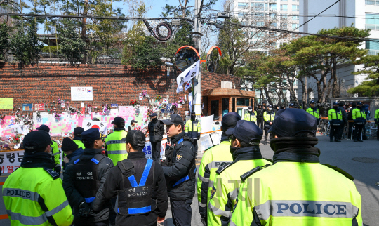 박근혜 전 대통령에 대한 법원 구속 전 피의자 심문(영장실질심사)을 하루 앞둔 29일 오전 서울 삼성동 박 전 대통령 자택 앞에 경찰이 경비 근무를 하고 있다./송은석기자songthomas@sedaily.com