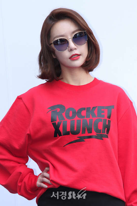 로켓런치(rocket X lunch) 컬렉션 쇼에 참석한 레이디제인이 포토타임을 갖고 있다.