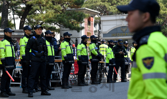 박근혜 전 대통령에 대한 법원 구속 전 피의자 심문(영장실질심사)을 하루 앞둔 29일 오전 서울 삼성동 박 전 대통령 자택 앞에 경찰이 경비 근무를 하고 있다./송은석기자