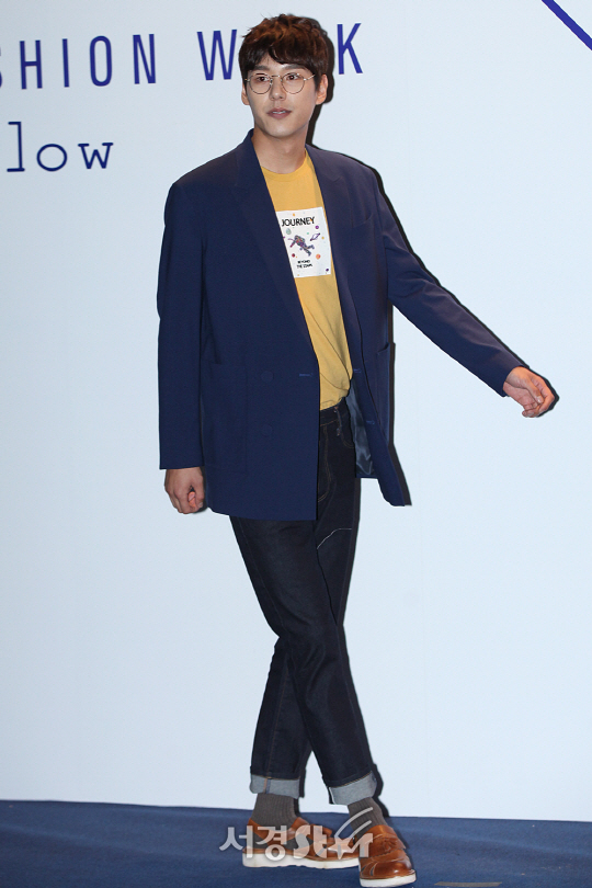 CUSTOMELLOW 컬렉션 쇼에 참석한 곽시양이 포토타임을 갖고 있다.