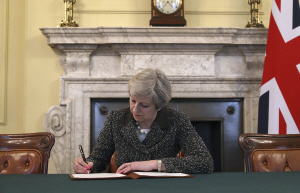 Britain‘s Prime Minister Theresa May signs the official letter to European Council President Donald Tusk, in 10 Downing Street, London, Tuesday March 28, 2017, invoking Article 50 of the bloc’s key treaty, the formal start of exit negotiations. Britons voted in June to leave the bloc after four decades of membership. (Christopher Furlong/Pool Photo via AP)      <저작권자(c) 연합뉴스, 무단 전재-재배포 금지>