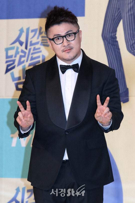 데프콘이 29일 열린 tvN 예능프로그램 ‘시간을 달리는 남자’ 제작발표회에서 포토타임을 갖고 있다./사진=오훈 기자