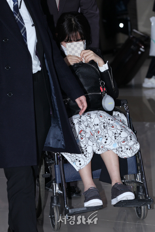 트와이스 지효가 28일 오후 서울 강서구 김포국제공항을 통해 해외일정을 마치고 입국하고 있다.