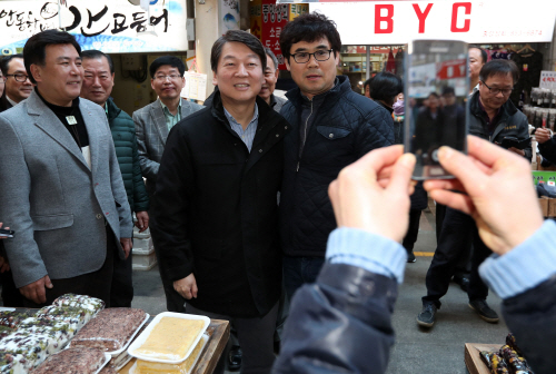 국민의당 대선주자인 안철수 전 대표가 29일 오전 경북 안동시 옥야동 안동중앙신시장을 찾아 상인들과 기념사진을 찍고 있다. / 연합뉴스