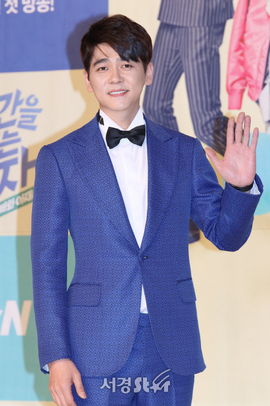 최민용이 29일 열린 tvN 예능프로그램 ‘시간을 달리는 남자’ 제작발표회에서 포토타임을 갖고 있다.