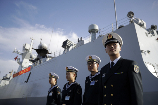 중국 항모 앞에 서 있는 중국 해군./연합뉴스