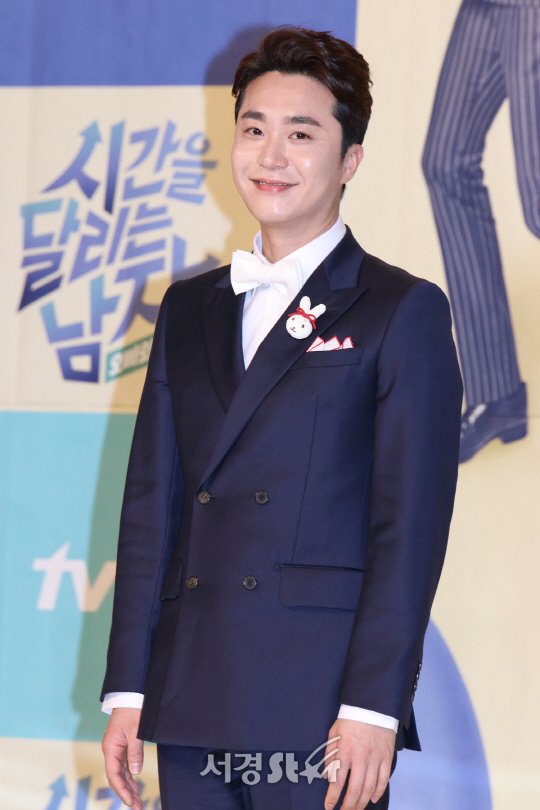 조성모가 29일 열린 tvN 예능프로그램 ‘시간을 달리는 남자’ 제작발표회에서 포토타임을 갖고 있다.