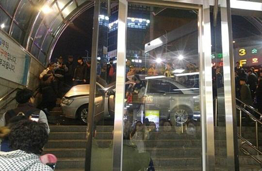 동암역 계단으로 음주운전 차량 돌진…행인 3명 부상