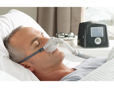 코로 공기를 불어넣어주는 양압호흡기를 이용하면 수면 중 기도가 막히는 수면무호흡증을 예방·치료할 수 있다.