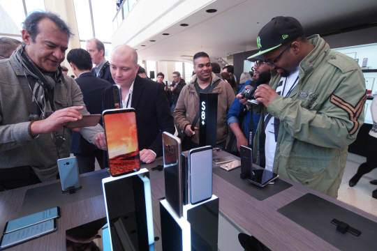 미국 뉴욕 링컨센터에서 29일(현지시간) 열린 삼성전자의 전략스마트폰 언팩(공개) 행사 참관객들이 ‘갤럭시S8’과 ‘갤럭시S플러스’를 사용해보고 있다. /사진제공=삼성전자