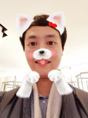 삼성전자의 전략 스마트폰 ‘갤럭시S8’은 카메라 앱에서 합성(필터링) 효과를 낼 수 있다. 갤S8 카메라 앱을 통해 고양이 얼굴 필터링 효과를 낸 모습. /지민구 기자