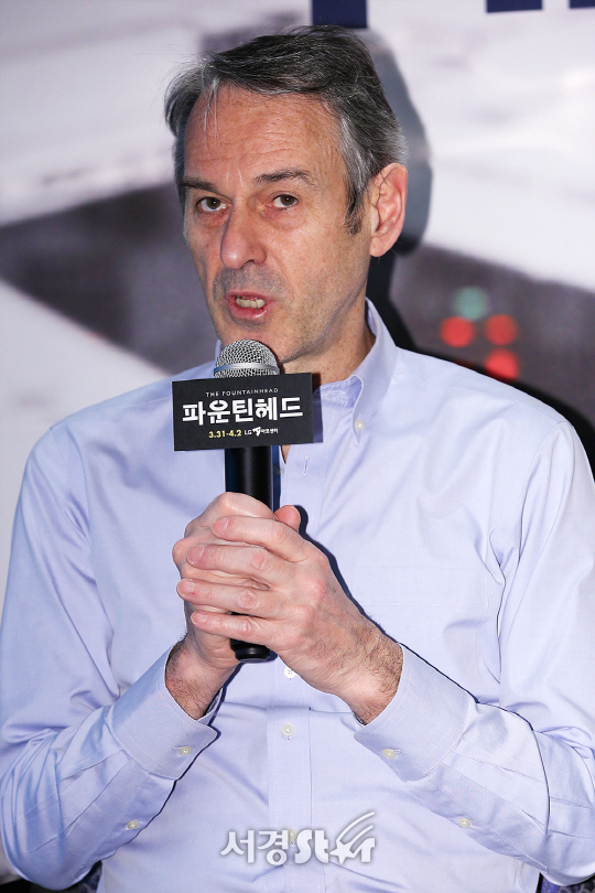 30일 오전 서울 강남구 LG아트센터에서 연극 ‘파운틴헤드’ 연출가 이보 반 호브가 인터뷰를 하고 있다.