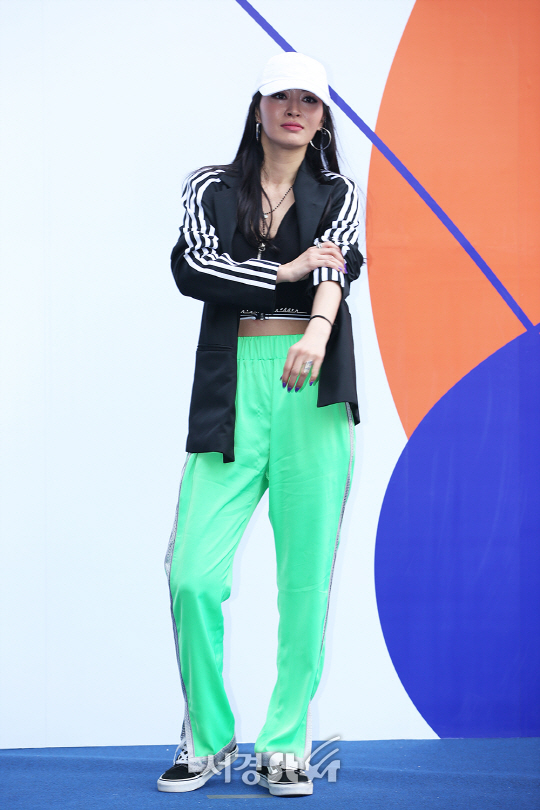 가수 황보가 30일 오후 서울 중구 동대문디자인플라자(DDP)에서 열린 ‘2017 F/W 헤라 서울 패션위크‘ 키미제이 컬렉션 쇼에 참석하고 있다.