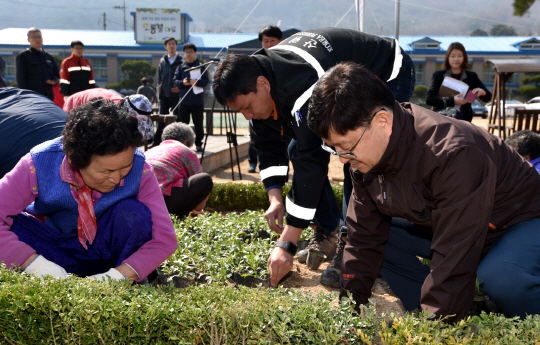 신원섭(사진 오른쪽 첫번째) 산림청장이 전북 무주군 설천면 ‘호롱불마을’에서 야생화와 조경수를 심고 있다. 사진제공=산림청