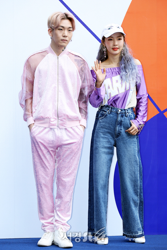 가수 서사무엘과 전지윤이 30일 오후 서울 중구 동대문디자인플라자(DDP)에서 열린 ‘2017 F/W 헤라 서울 패션위크‘ 키미제이 컬렉션 쇼에 참석하고 있다.