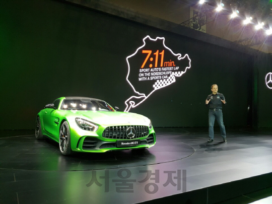 일산 킨텍스에서 30일 열린 서울모터쇼에서 소개된 벤츠의 고성능 차 메르세데스 AMG-GTR 모습/조민규 기자