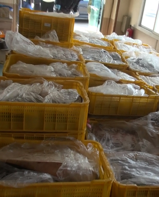 울산 울주군의 한 공장 식당 안에 보관돼 있는 불법 유통 고래고기를 경찰이 지난 28일 적발해 공개했다. /사진제공=울산지방경찰청