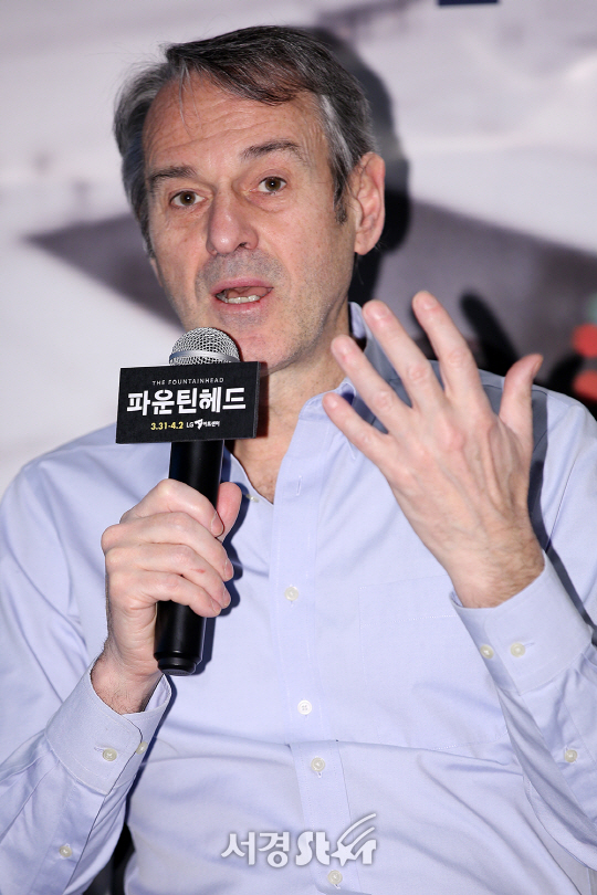30일 오전 서울 강남구 LG아트센터에서 연극 ‘파운틴헤드’ 연출가 이보 반 호브가 인터뷰를 하고 있다.