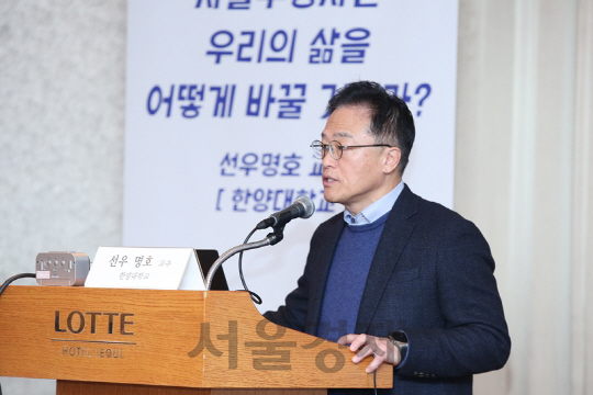 선우명호 한양대 교수가 30일 롯데호텔에서 한국생산성본부가 주최한 ‘CEO 북클럽’ 에 참가해 ‘자율주행차와 우리의 삶’에 대해 강연하고 있다. /사진제공=한국생산성본부