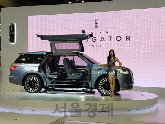 포드코리아가 30일 일산 킨텍스에서 열린 서울모터쇼에서 국내 최초로 공개한 대형 SUV 내비게이터 콘셉트카 모습/조민규 기자