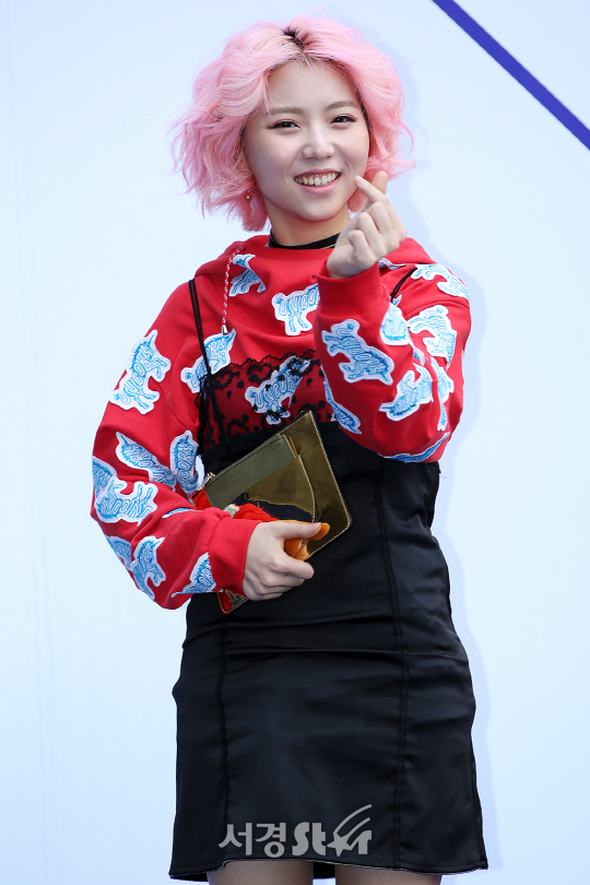 가수 스텔라장이 30일 오후 서울 중구 동대문디자인플라자(DDP)에서 열린 ‘2017 F/W 헤라 서울 패션위크‘ 키미제이 컬렉션 쇼에 참석하고 있다.