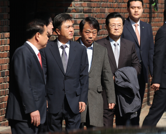 박근혜 전 대통령 영장실질심사일인 30일 오전 서울 강남구 삼성동 박 전 대통령 자택에서 친박계 의원들이 침통한 표정으로 자택을 나서고 있다./연합뉴스