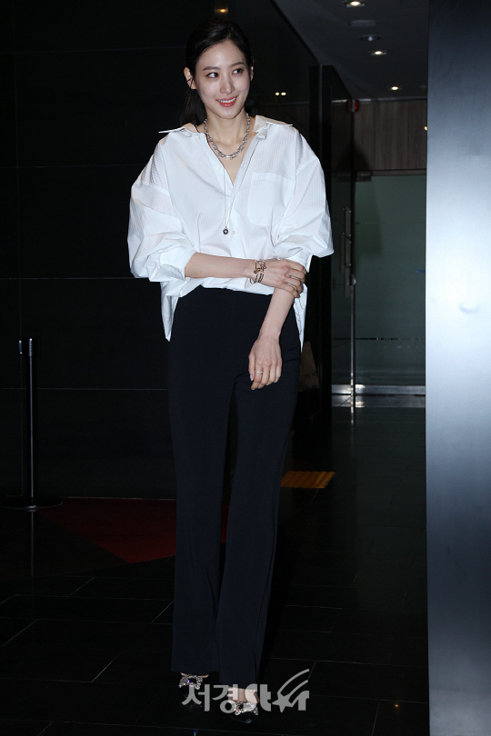 배우 수현이 30일 오후 서울 강남구 신사동 호림아트센터 JNB갤러리에서 열린 모 브랜드 컬렉션 프레젠테이션 행사에 참석해 포토타임을 갖고 있다.