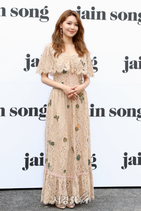 소녀시대 수영이 30일 열린 제인송(jain song) 17 F/W 컬렉션 공개 기념 포토월 행사에서 포즈를 취하고 있다.