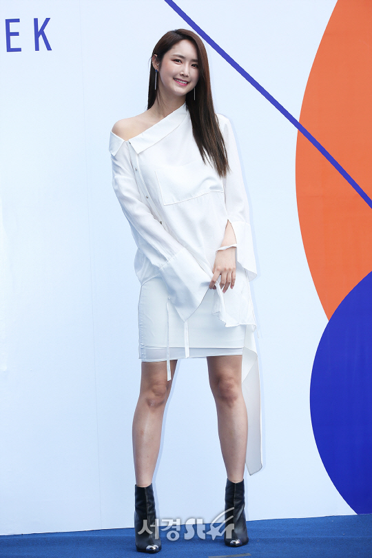 배우 정주연이 30일 오후 서울 중구 동대문디자인플라자(DDP)에서 열린 ‘2017 F/W 헤라 서울 패션위크‘ NOHKE 컬렉션 쇼에 참석하고 있다.