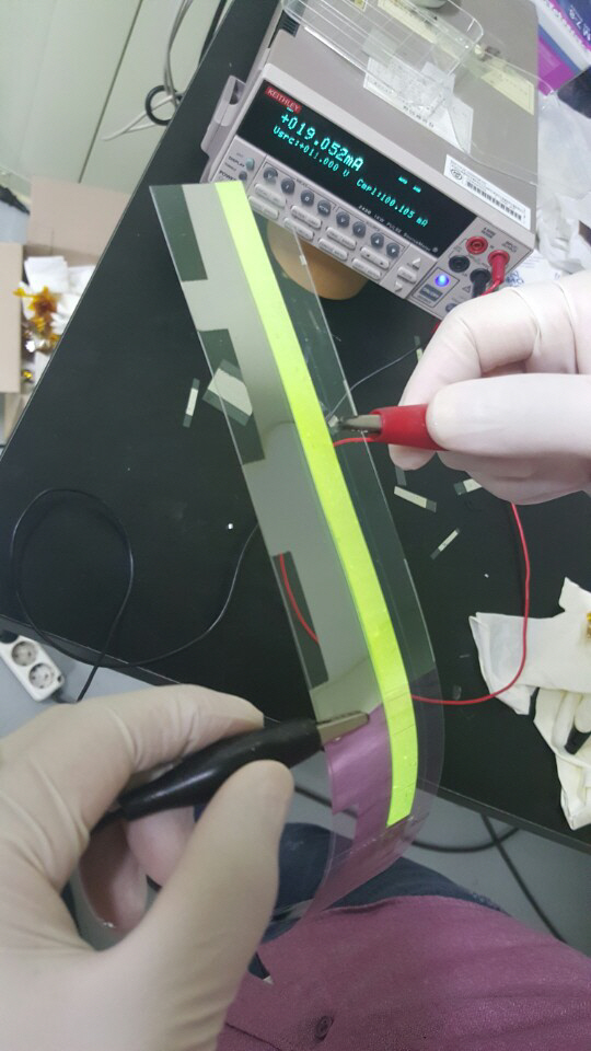 롤투롤 증착 장비를 이용하여 만든 10㎜×200㎜  크기의 플렉서블 OLED 샘플. /사진=한국기계연구원