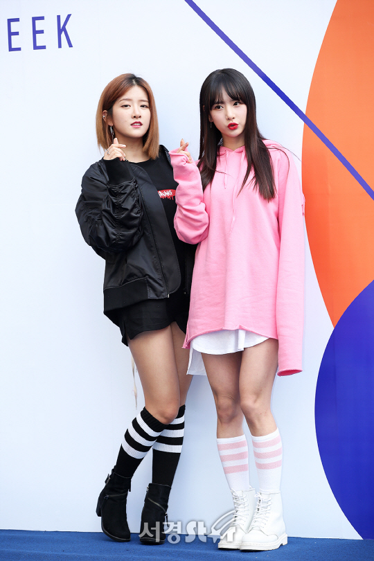 그룹 우주소녀 멤버 엑시와 설아가 30일 오후 서울 중구 동대문디자인플라자(DDP)에서 열린 ‘2017 F/W 헤라 서울 패션위크‘ D.GNAK 컬렉션 쇼에 참석하고 있다.