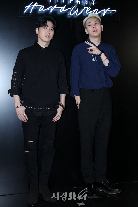 그레이와 로꼬가 30일 오후 서울 강남구 신사동 호림아트센터 JNB갤러리에서 열린 모 브랜드 컬렉션 프레젠테이션 행사에 참석해 포토타임을 갖고 있다.